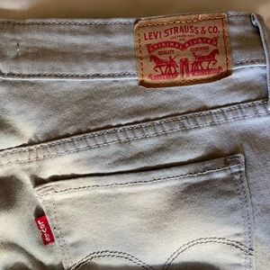 Slim fit, straight leg.